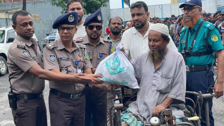ইপিজেডে সিএমপি’র ত্রাণ সামগ্রী পেল ২ শতাধিক পরিবার